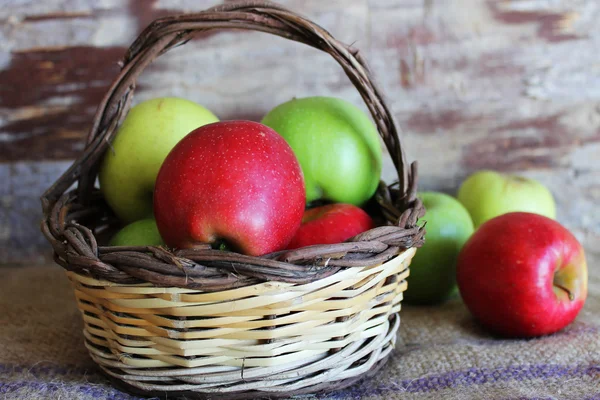 Manzanas orgánicas deliciosas — Foto de Stock