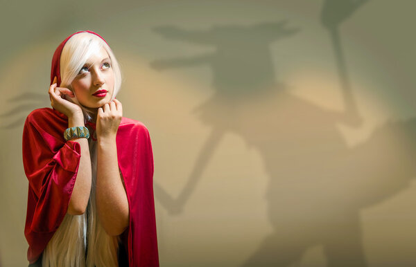 Белые волосы и корона
