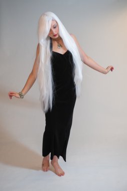 Büyülü beyaz saçlı kız