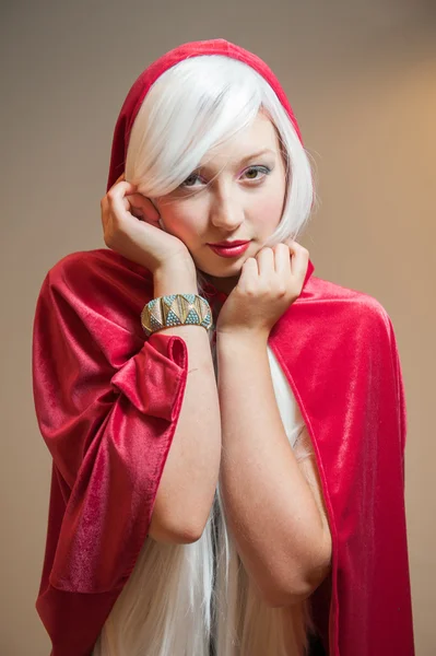 Chica en una capucha roja — Foto de Stock