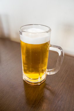 Lokantada bir bardakta soğuk alkollü içki.