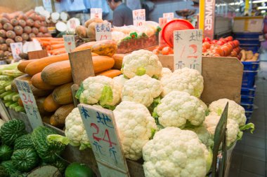 Hong Kong 'daki Asya pazarında taze sebze ve meyve ürünleri.
