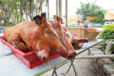 Taze kesilmiş et Çin pazarında sergileniyor.