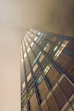 Bulutlu gökyüzüne karşı yüksek apartman bloğu