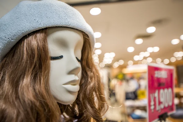 Maniquí cara fuera de tienda — Foto de Stock