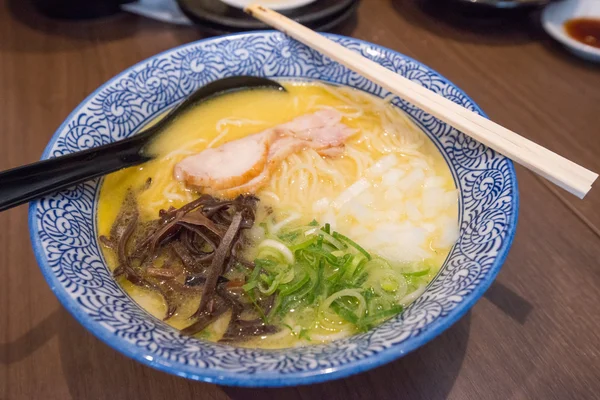 Traditionell Schmackhafte Japanische Restaurantgerichte Auf Tellern — Stockfoto