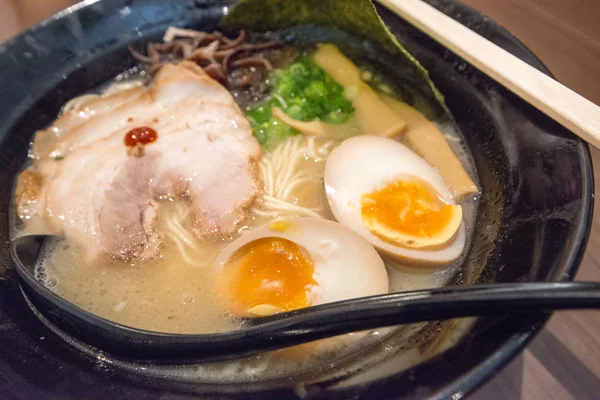 Traditionell Schmackhafte Japanische Restaurantgerichte Auf Tellern — Stockfoto