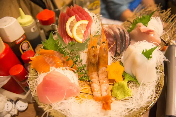 Traditionell Schmackhafte Japanische Restaurantgerichte Auf Tellern — Stockfoto