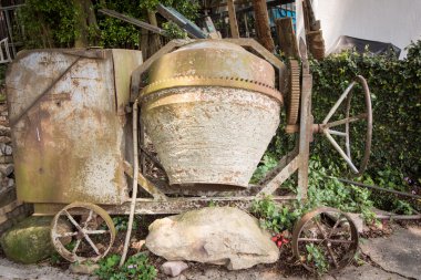 Eski bir metal atık mekanik çimento karıştırıcısı.