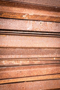 Paslı, kırmızı, yıpranmış metal kepenkleri kapatın.