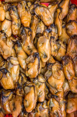 Çin pazarında balık güneşte kurutuluyor.