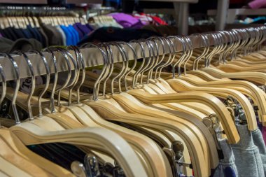  Perakende mağazalarındaki askılarda çok renkli kıyafetler var.
