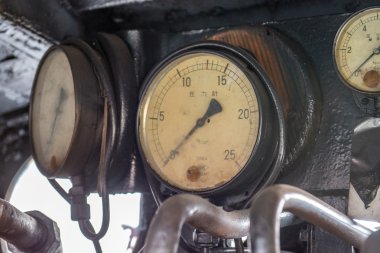 Demiryolu buhar makinesinin mekanik parçalarını kapat