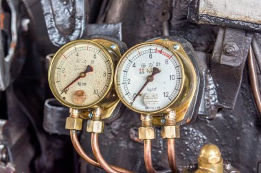 Demiryolu buhar makinesinin mekanik parçalarını kapat