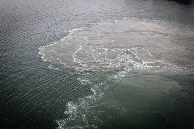 Yolcu gemisinden çamurlu su