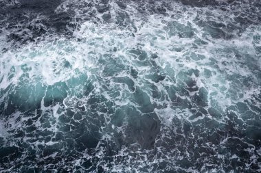 Bir yolcu gemisinin arkasında dalgalar