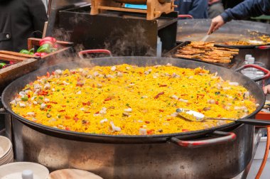 Paella pirinç yemek büyük Market tava pişirme