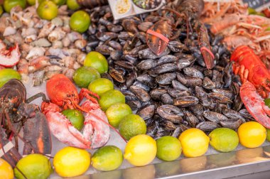 Kabuklu deniz ürünleri ve taze deniz ürünleri bir Pazar tablo