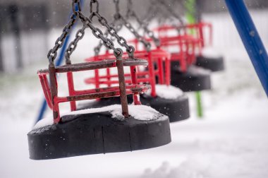 Çocuk oyun salıncak koltuk üzerinde kar