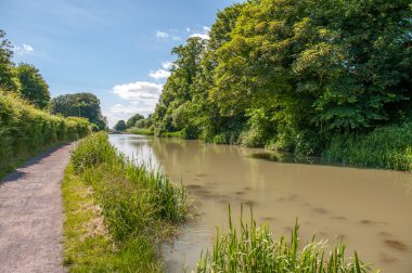 Yol boyunca yaz aylarında hala bir nehir