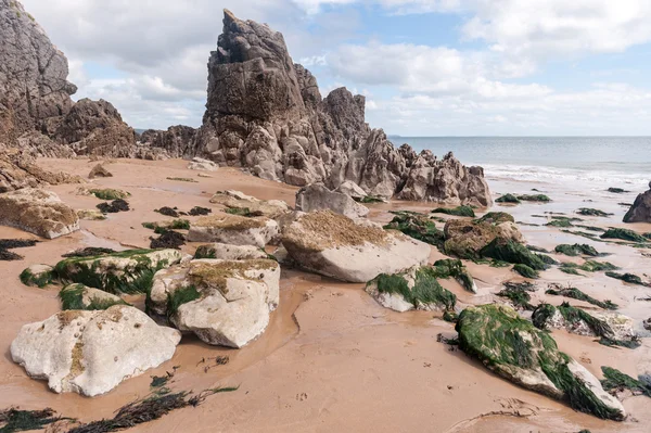 Large and small rocks on beach around coast — Stock Photo, Image