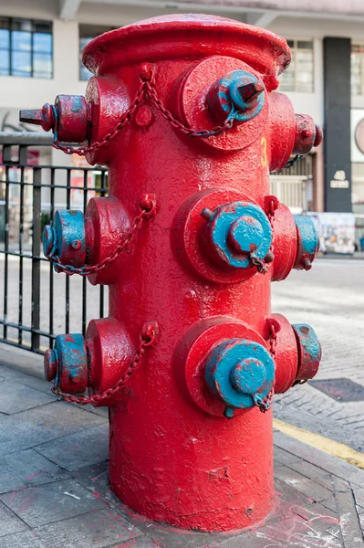 Красный пожарный гидрант на улице в Гонконге — стоковое фото