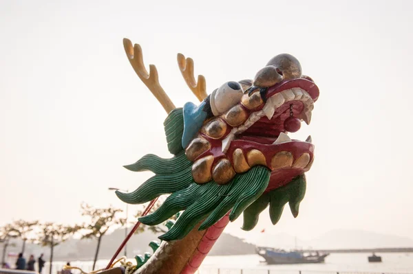 Fechar de uma cabeça de barco dragão — Fotografia de Stock