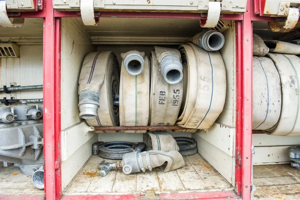 Крупный план старинного пожарного оборудования и труб — стоковое фото