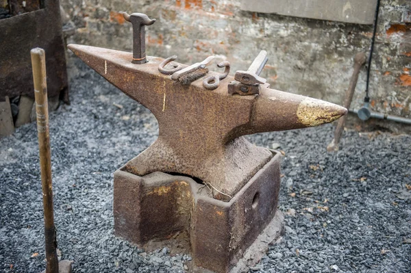 Kowadło w ironmongers pracy budynku i narzędzia — Zdjęcie stockowe