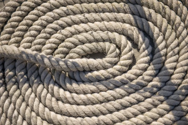 Судоходная верёвка на палубе корабля, уложенная в круг — стоковое фото