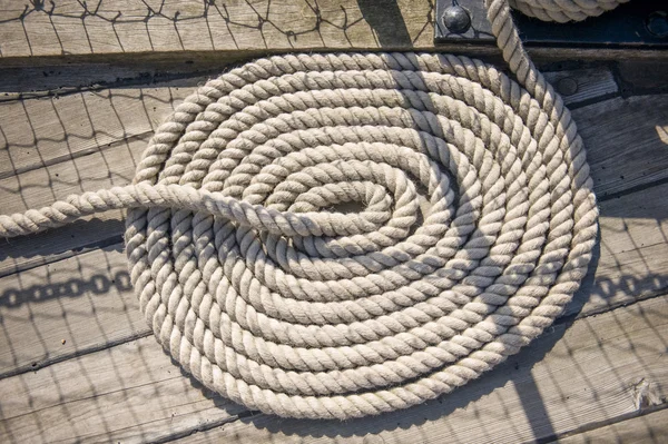 Судоходная верёвка на палубе корабля, уложенная в круг — стоковое фото