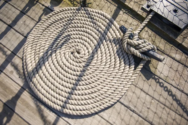 Verzending van touw op een schip dek gelegd in een cirkel — Stockfoto