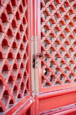 Kırmızı kapılar altın kulplu