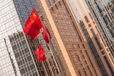 Bina dışında Çin bayrakları