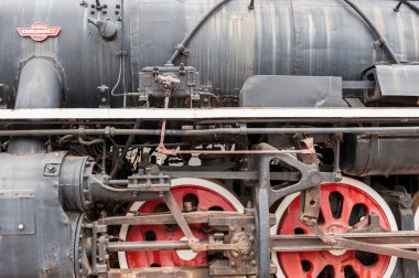 lokomotif tekerlek üzerinde sabit vintage buhar tren