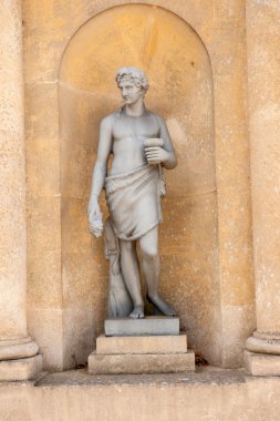 Adam duvarındaki büyük bahçe heykeli