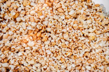 Bir cam kap içinde düzenlenen Altın patlamış mısır