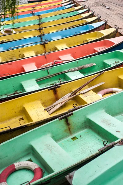 Barcos de remos de colores atados entre sí — Foto de Stock