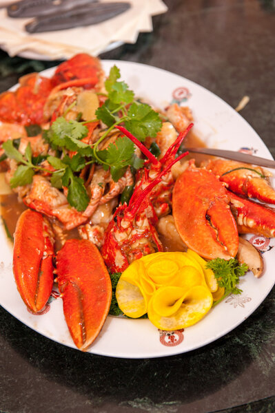 Азиатское блюдо из омаров на столе в ресторане
