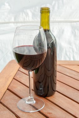 kırmızı şarap şişesi ve cam.