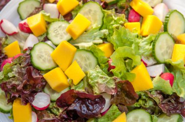 Karışık salata ve mango