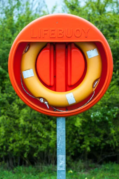 Salva-vidas ao lado do lago — Fotografia de Stock