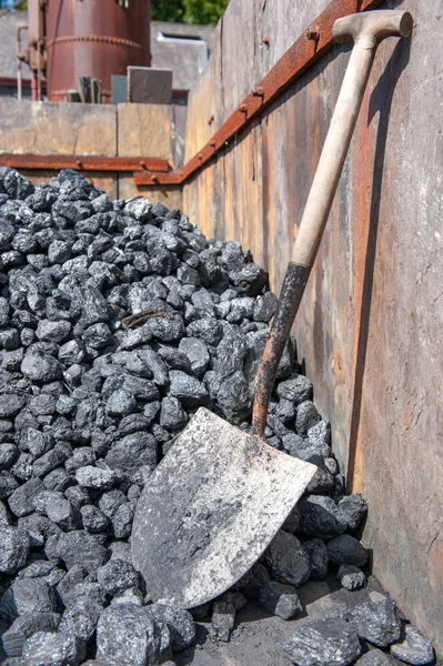 Caldo de carvão e pá — Fotografia de Stock