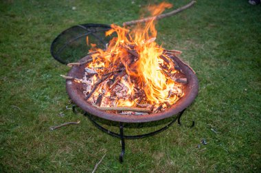 Alevler üzerinde bir bahçe ateş çukuru