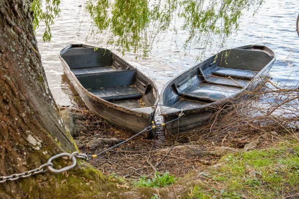 两艘木船划船 — 图库照片