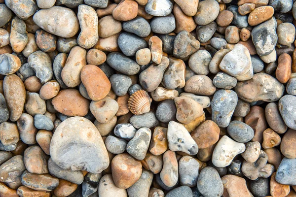 Grote kleurrijke kiezelstenen en stenen op een strand — Stockfoto