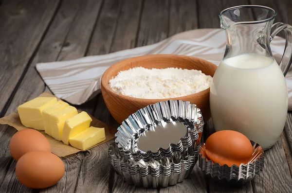 Ingredientes para assar - leite, manteiga, ovos e farinha . — Fotografia de Stock
