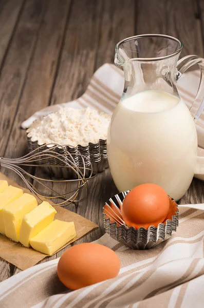 Ingredienser för bakning - mjölk, smör, ägg och mjöl. — Stockfoto