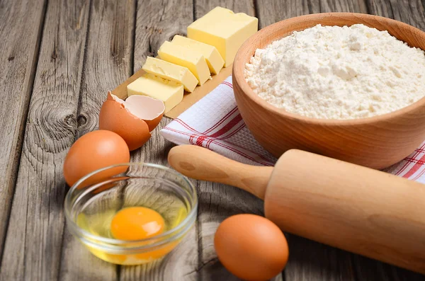 Ingrediënten voor het bakken - melk, boter, eieren en meel. — Stockfoto