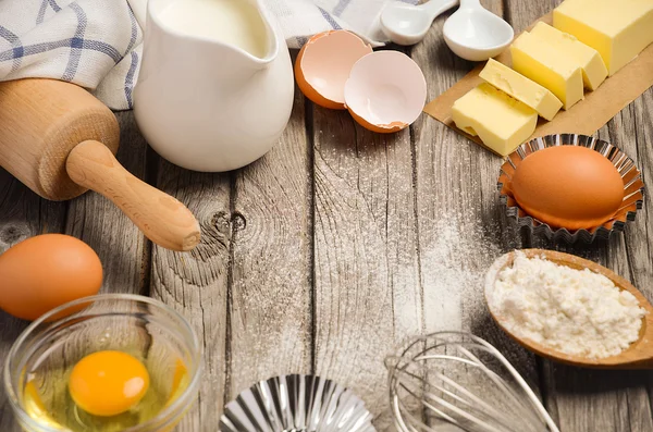 Ингредиенты для выпечки - молоко, масло, яйца и мука . — стоковое фото